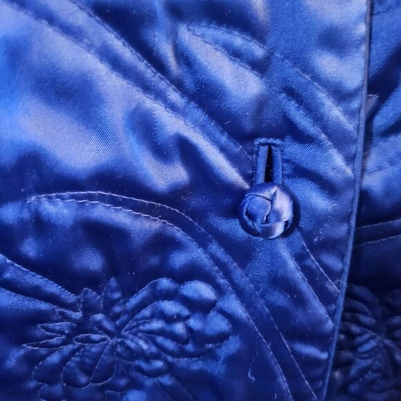 Vintage Nordstrom Blue Quilted Satin Robe With Scalloped Collar & Belted Waist - Picture 13 of 15